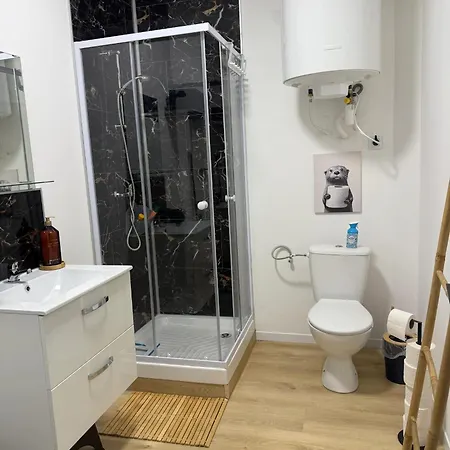 Апартаменты Bright In The Heart Of Chimay, 40 M² With View Шиме